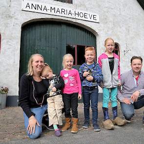 „Al onze vier kinderen vinden de kippen leuk”, zegt Aline. Ze hurkt hier naast Gerjanne (3), Eva (5), Jaap (7) en Tessa (8) en Bertus.