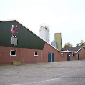 De voorkant van de beide stallen voor leghennen met links de omgebouwde Freilandstal en rechts de scharrelstal voor 20.000 scharrelhennen.