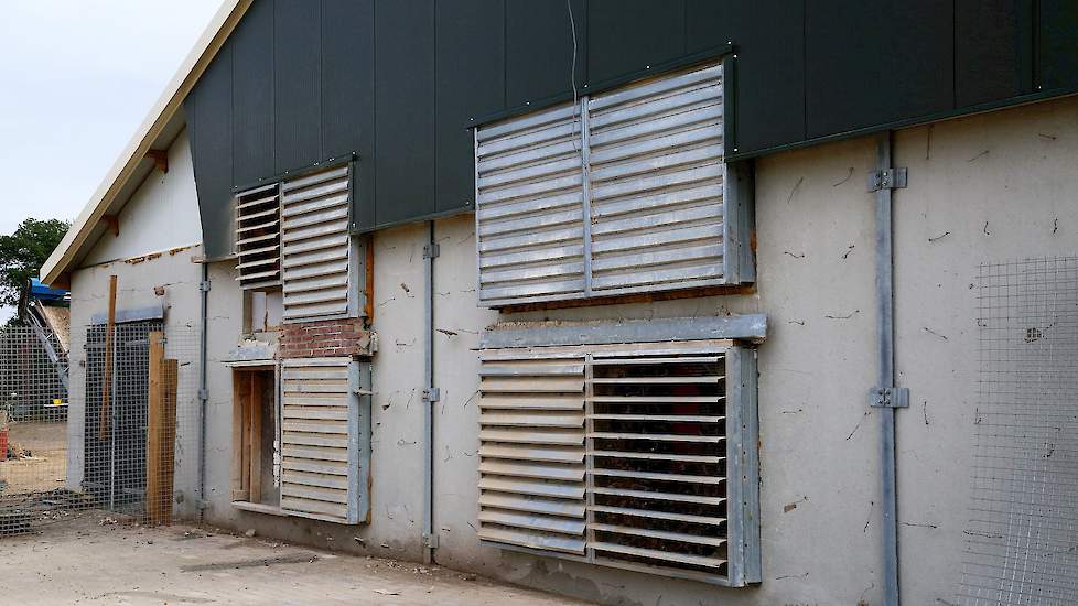 Het bouwbedrijf hijste de achterwand inclusief ventilatoren uit de bestaande stal. Zo verplaatste het bouwbedrijf de complete achterwand, die nu hergebruikt is.