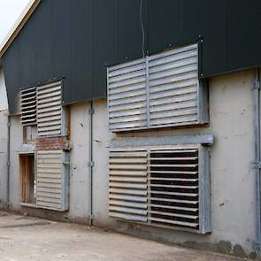 Het bouwbedrijf hijste de achterwand inclusief ventilatoren uit de bestaande stal. Zo verplaatste het bouwbedrijf de complete achterwand, die nu hergebruikt is.