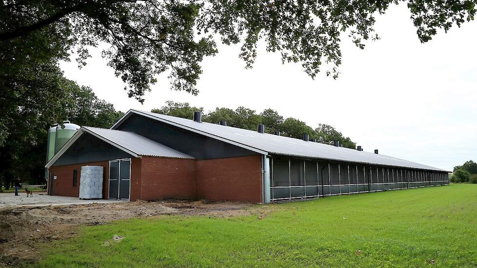 De buitenkant van de stal. De uitloop moet nog gebouwd worden. Vroeger hielden zijn schoonouders op deze locatie kalveren. Aangezien Geijtenbeek stopte met de kalveren en nieuw bouwde voor slechts 33.000 opfokhennen had hij de vergunning snel binnen. „Ong