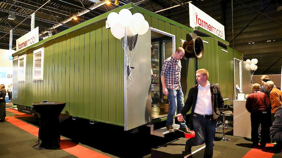 Voor de Farmmobil, de mobiele stal voor leghennen was veel belangstelling. De Farmermobil is door het gelijknamige Duitse bedrijf ontwikkelt. „Voer, water, mestafvoer, eierverzamelbanden, open en sluiten van de nesten en de lucht toe- en afvoer werkt alle