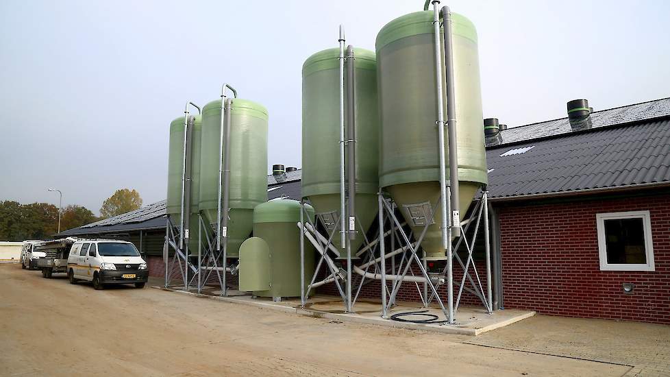 Naast de stal staan vier silo’s. Drie voor het kernvoer en één voor tarwe. Het voer komt van Best 3 uit Duitsland via bemiddeling van Snetselaar Diervoeders.