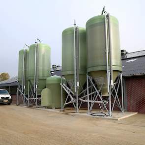 Naast de stal staan vier silo’s. Drie voor het kernvoer en één voor tarwe. Het voer komt van Best 3 uit Duitsland via bemiddeling van Snetselaar Diervoeders.