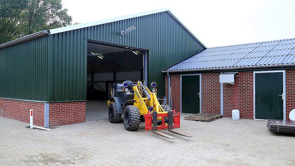 Vierhouten rijdt zelf op zijn eigen shovel tijdens het uit- en wegladen van de kuikens. Ook het laden van de mest doet hij zelf. Het schoonspuiten besteedt hij uit.