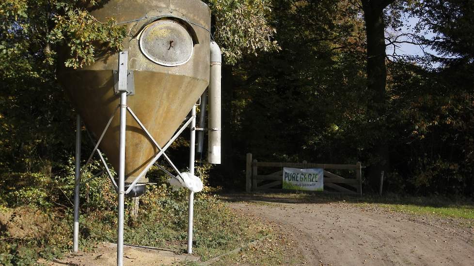 Met een aanhanger halen ze dagelijks voer uit de 4 ton’s silo.