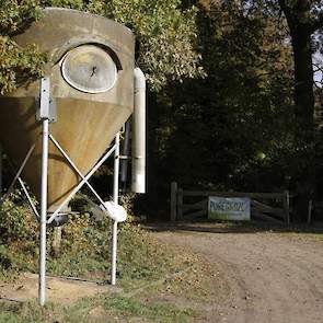 Met een aanhanger halen ze dagelijks voer uit de 4 ton’s silo.