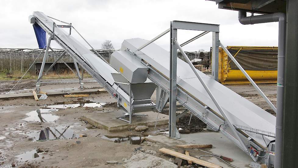 Van den Broek koos voor mestbandbeluchting. Met banden gaat de mest straks naar buiten in een container.