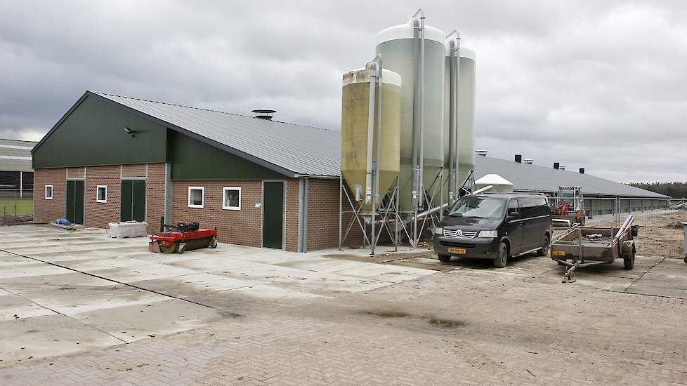 Via andere nokventilatoren wordt de lucht uit de stal geblazen. De wanden van de fraai afgewerkte stal bestaan uit prefab elementen. Twee oude scharrelstallen van 36 en 40 jaar oud maakten plaats voor deze nieuwe vrije uitloopstal.