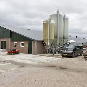 Via andere nokventilatoren wordt de lucht uit de stal geblazen. De wanden van de fraai afgewerkte stal bestaan uit prefab elementen. Twee oude scharrelstallen van 36 en 40 jaar oud maakten plaats voor deze nieuwe vrije uitloopstal.