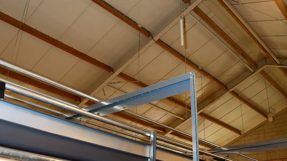 De Vries liet nieuwe luchtinlaatventielen in de zijwand van de stal inbouwen, maar blijft werken met de bestaande nokventilatoren.