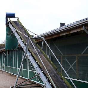 De mest van de mestbanden in de stal gaat De Vries twee keer per week in een kieper draaien.