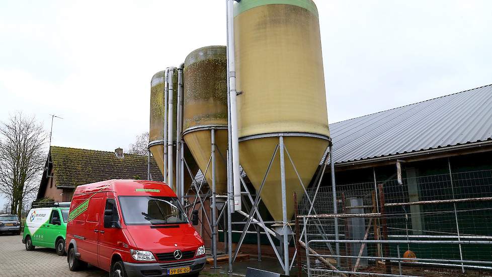 Naast de stal staan drie silo’s. De familie heeft 20 hectare grond en teelt hierop tarwe en gerst. „Ongeveer 10 procent van het voer voor onze 18.500 hennen, telen we zelf.” Het voer voor biologische hennen steeg de afgelopen jaren sterk in prijs. „We bet