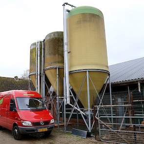 Naast de stal staan drie silo’s. De familie heeft 20 hectare grond en teelt hierop tarwe en gerst. „Ongeveer 10 procent van het voer voor onze 18.500 hennen, telen we zelf.” Het voer voor biologische hennen steeg de afgelopen jaren sterk in prijs. „We bet