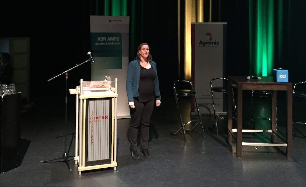 Karin Thijssen, categorymanager van Plus supermarkten dinsdag 2 mei tijdens een symposium voor legpluimveehouders van Agromix en ABN Amro in Barneveld. Foto van Twitter.