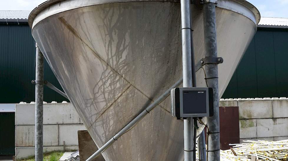 Kuenen heeft alle silo’s van zijn bedrijf bij elkaar staan en voert vanuit deze kegelmenger alle vijf stallen. „We mengen nu alleen tarwe door het kernvoer. Maar kunnen in de toekomst ook andere grondstoffen door het kernvoer mengen.”