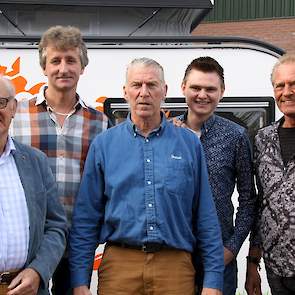 Het team Gezondheidsei bestaat uit (van links naar rechts) voormalig pluimveeonderzoeker Piet Simons, leghennenhouder Jan Noorlander, voedingsdeskundige Dick Oosterwijk, projectleider Jarrin Snetselaar en eierhandelaar Henk van Hamersveld.