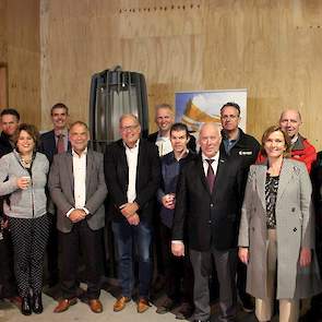 Groepsfoto: vanuit alle betrokken partijen waren vertegenwoordigers aanwezig bij de officiële start van de eerste metingen binnen het FoodValley project (foto: Kees van Dooren, Boerderij)