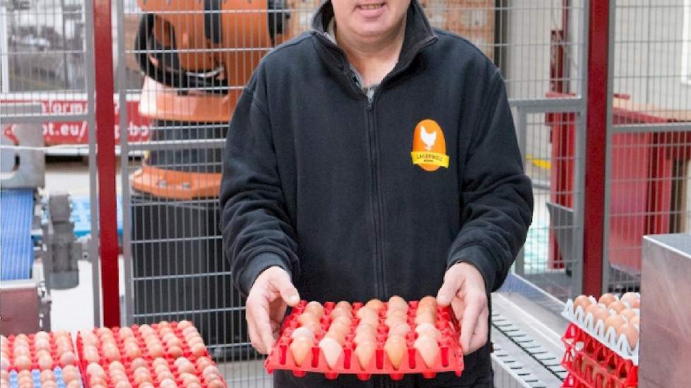 Bij het verzorgen van de hennen krijgt Lagerweij drie dagen per week hulp van een medewerker met een beperking (zie foto). „Hij raapt de grondeieren, veegt het eierlokaal en doet allerlei klusjes. Dat scheelt mij veel werk”, zegt Lagerweij.