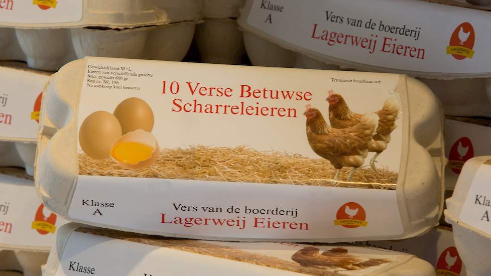 Lagerweij liet een eigen eierdoosje ontwikkelen. Aangezien de boerderijwinkel steeds meer klanten trekt, heeft de familie sinds begin november een parttime medewerkster aangetrokken. Zij staat de middagen in de winkel en brengt in de ochtenden eieren naar