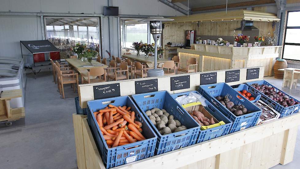 Naast eieren verkoopt hij diverse streekproducten.