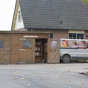 Van 18.00 tot 22.00 uur kunnen klanten hun eieren kopen in de open ruimte aan de zijkant van de winkel. Ze moeten dan het geld in een bakje doen.