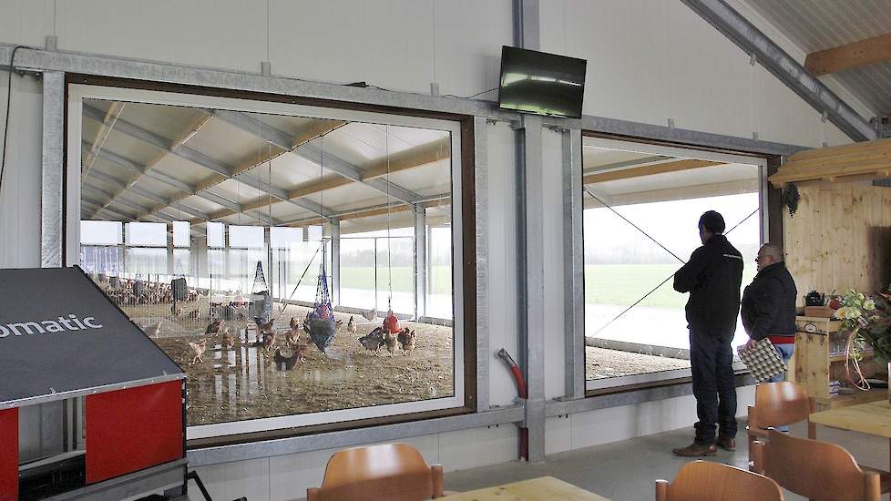 De winkel en de stal met uitloop wordt gescheiden door  panelen gevuld met glaswol. Deze panelen zitten vast met clips aan het spant . Aan beide zijden zit een spant . „Als aan één zijde brand uitbreekt zullen de clips aan die kant smelten en zal aan die