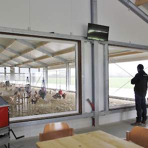 De winkel en de stal met uitloop wordt gescheiden door  panelen gevuld met glaswol. Deze panelen zitten vast met clips aan het spant . Aan beide zijden zit een spant . „Als aan één zijde brand uitbreekt zullen de clips aan die kant smelten en zal aan die