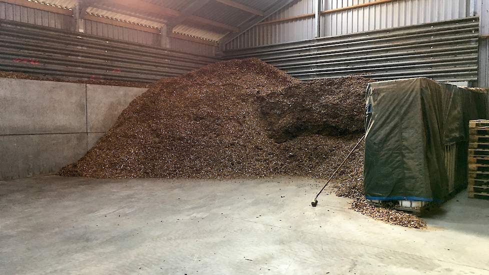 In hun loods slaat de familie de houtsnippers op. „Dankzij de houtkachel besparen we op stookkosten. Het vullen van de bunker duurt tien minuten per dag. Met de nieuwe kachel, die binnenkort geïnstalleerd wordt, kan ik de bunker voor drie dagen vullen. He