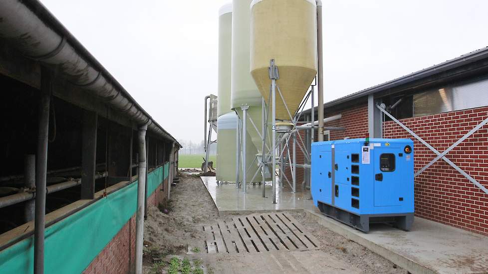 De Gelderse pluimveehouders kochten twee nieuwe silo’s. „We hebben bewust twee silo’s gekocht zodat we de silo’s leeg kunnen voeren”, vertelt Harry. In de kleine, oude silo slaat de familie tarwe op. Iedere dag strooit de familie tarwe bij. Dit is één van