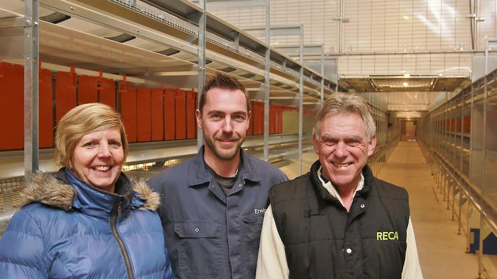 Moeder Anja (55), zoon Erwin (28) en vader Harry (60) Huis in ’t Veld kozen voor het natura step volière systeem van Big Dutchman. „Ik vind dat je een goed overzicht hebt in dit systeem wanneer je door de paden loopt”, motiveert Harry hun keuze. „We hadde