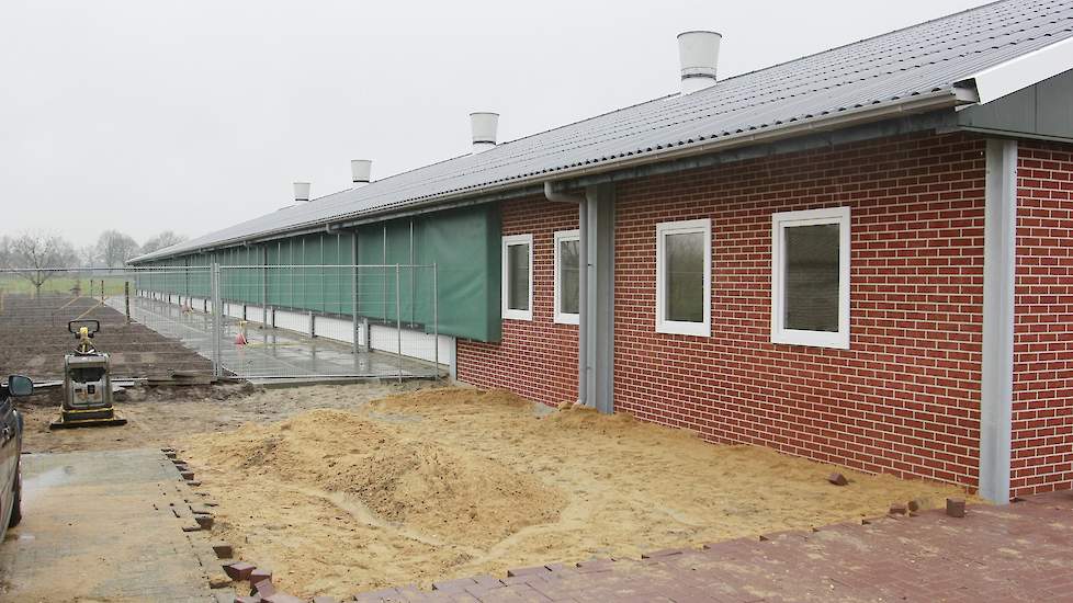 De familie houdt na de nieuwbouw 12.000 biologische leghennen en 85 melkkoeien met bijbehorend jongvee op hun gemengde bedrijf. „De nieuwbouw was echt noodzakelijk. Onze twee oude stallen van zestig en zeventig jaar oud waren technisch op", vertelt Harry.