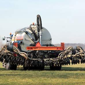 De zodenbemester beslaat een breedte van 8.7 meter. Weustenenk injecteert tussen Ruurlo, Zelhem en Hengelo verschillende percelen grasland die Groot Roessink in gebruik heeft.