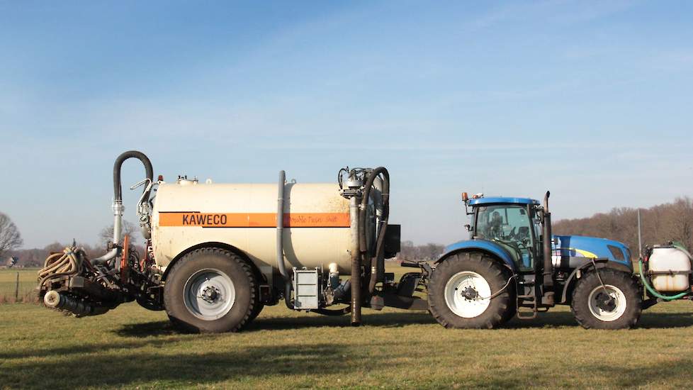 De fronttank heeft een inhoud van 800 liter. Door middel van een doseercomputer regelt Bosch de gift onafhankelijk van de meststroom. Er kunnen verschillende soorten vloeibare kunstmest in.