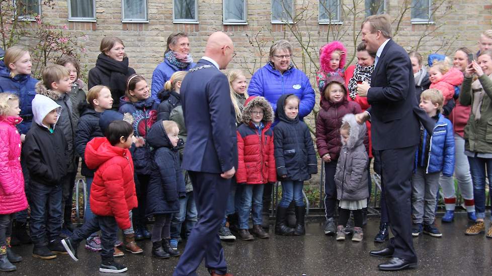 De Koning arriveert in Kamperveen. Bij hoogwater op de IJssel bestaat overstromingsgevaar voor Zwolle, Kampen en het achterland. Om de veiligheid in dit gebied te versterken is het nodig om de IJssel uitloopmogelijkheden te geven. De aanleg van het Reeved