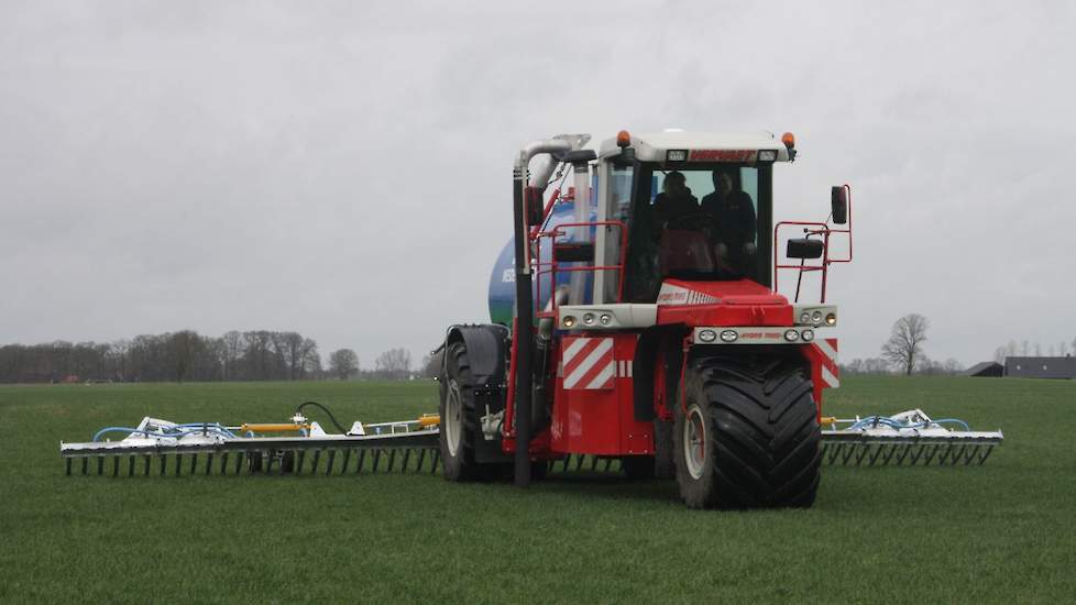 De bemester heeft een wijdte van 12 meter. Op dit moment is er nog een machine in ontwikkeling met een wijdte van 15 meter.