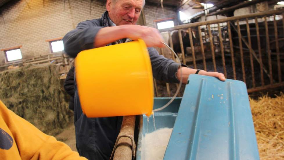 Nadat het kalf de eerste 14 dagen moedermelk drinkt, krijgt het aangelengde vloeibare melk van Tonnie. Terwijl de leerlingen en niet te vergeten hun begeleiders geïnteresseerd luisteren naar uitleg, is het pasgeboren kalf al gaan staan. Een kwartier later