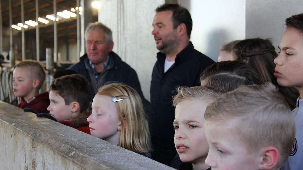 Meer dan 1.200 kinderen van basisscholen in de regio Zutphen, Doesburg, Bronckhorst en Doetinchem krijgen een unieke inkijk in het werk op de boerderij tijdens de projectdag ‘Met de klas de boer op’. Vijftig veehouders in de regio Achterhoek ontvangen dit