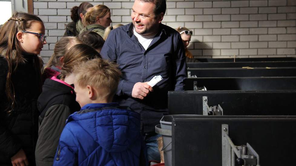 Half april gaan de koeien weer naar buiten; Giesen weidt elke dag. Luca van 10 vindt het leukste van het boerderijbezoek dat hij de dieren kan aaien. Lynn, ook 10 jaar, is altijd bang voor honden maar ze heeft hier veel geleerd ‘over allemaal vreemde melk