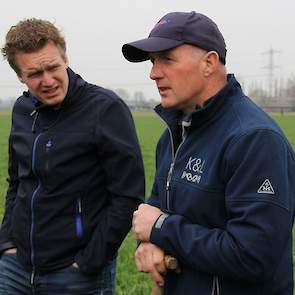 De mengsels zijn goed voor bestuivers als bijen en vlinders, en leggen CO2 diep in de grond vast. Er is weinig of geen bemesting nodig volgens de man van Pure Graze. Hij wijst op koeien die paardenbloemen het eerst vreten, als zij blijkbaar de behoefte he