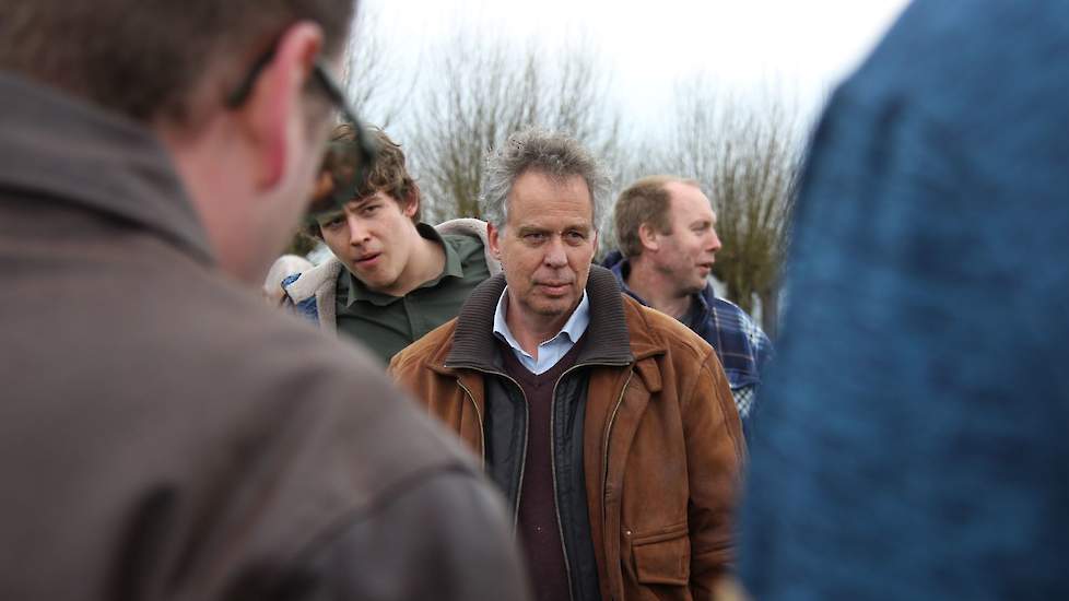 De mengsels zijn geschikt voor zowel beweiding als maaien en het levert 1.500 tot 3.500 kilogram droge stof meer op. Door de beworteling heeft de bodem een groot waterbergend vermogen en behoudt het zijn draagkracht. Ado Bloemendal (op de foto) rekent voo