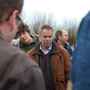 De mengsels zijn geschikt voor zowel beweiding als maaien en het levert 1.500 tot 3.500 kilogram droge stof meer op. Door de beworteling heeft de bodem een groot waterbergend vermogen en behoudt het zijn draagkracht. Ado Bloemendal (op de foto) rekent voo