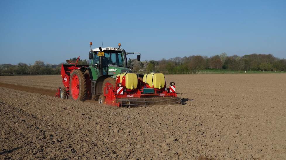 De pootcombinatie van loonbedrijf Ploegmakers bestaat uit een Fendt 820, met daaraan gekoppeld een Grimme hakenfrees, voorop een verkruimelrol, tanks voor natte grondontsmetting, achterop een Grimme GL 34 K-pootmachine met rugvormers en bovenop een granul