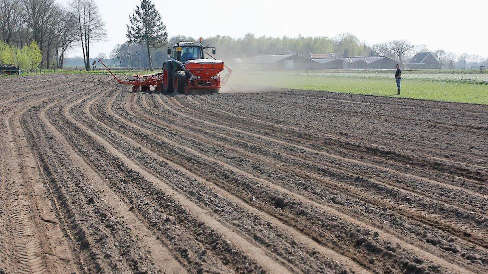 De grond is van melkveehouder Erwin Nijrolder uit Vragender. Vorig jaar zomer heeft hij het gras ingezaaid, het is toen verdroogd.