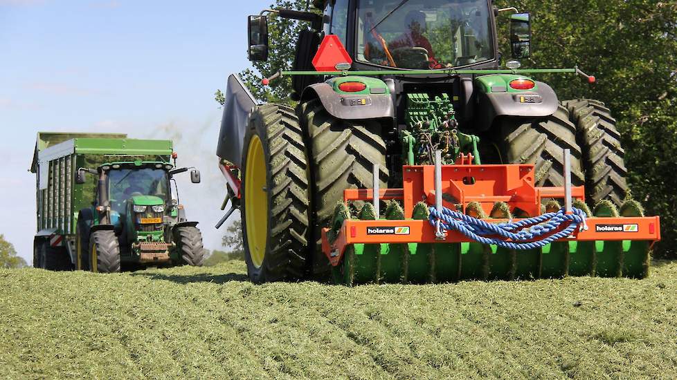 Woensdagmorgen 10.00 uur. Het kuilen is begonnen; loonwerker Meiland uit Azewijn is gearriveerd met een kuilverdeler, een hakselaar en twee silagewagens.