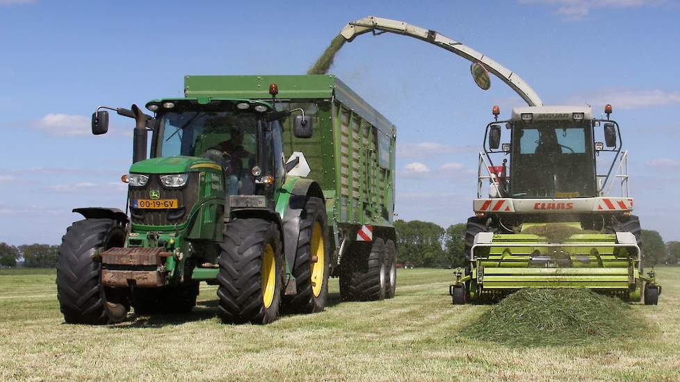 Omdat ook luzerne onderdeel uitmaakt van het te oogsten ruwvoer, koos de maatschap voor hakselen in plaats van opraapwagens. Luzerne is grof en omdat er hier en daar ook opslag van triticale bij is, is hakselen ‘een passend alternatief’.