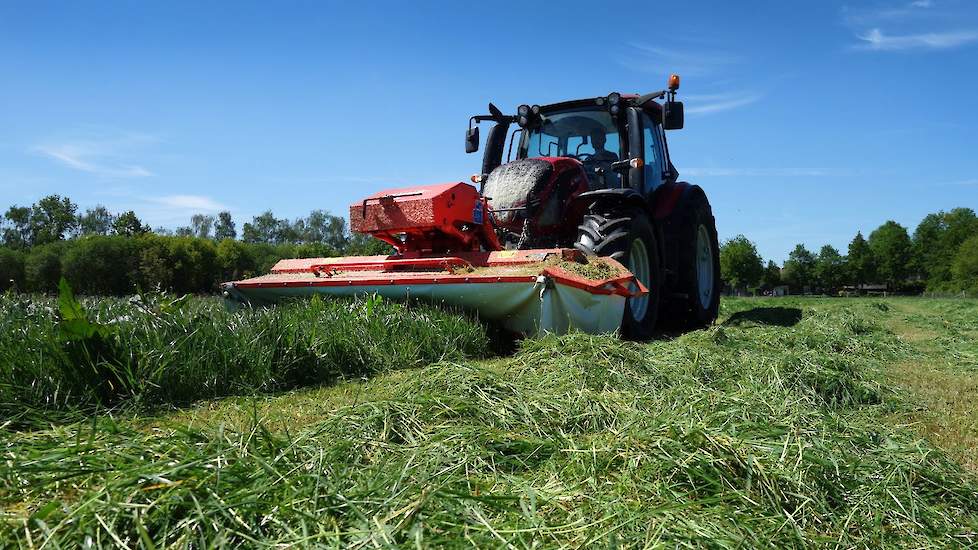 De grasmaaimachine van de maatschap en de maaimachine van de buurman, doen samen prima dienst.