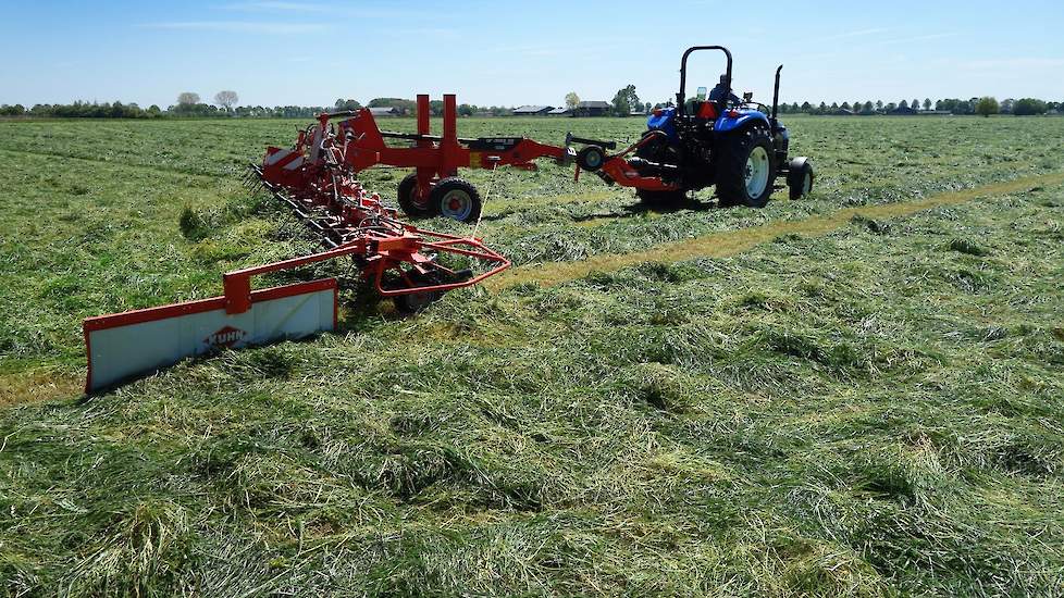 Intussen, net na de middag, is Van Schriek senior begonnen met het schudden van 15 hectare op ongeveer een kilometer afstand.