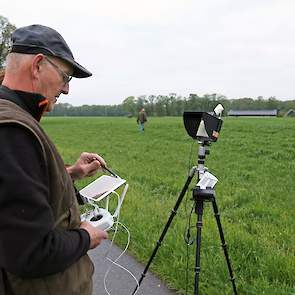 Willy Kruisselbrink bestuurt de drone met behulp van een tablet en een klein scherm op een standaard.