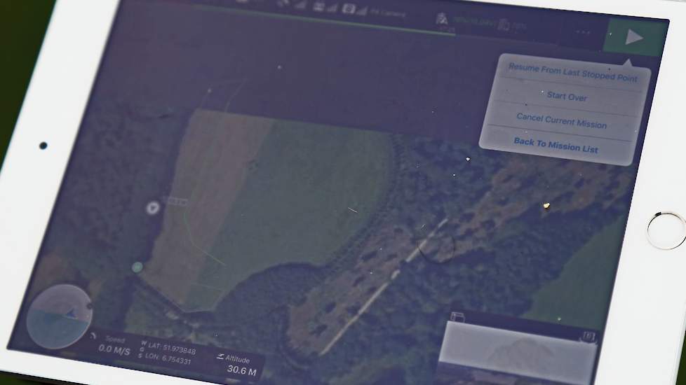 Via Google Maps wordt het aan te vliegen perceel met punten ingevoerd. De drone vliegt exact in lijnen van 30 meter breed over het perceel. De infraroodsensor merkt warme plekken op en geeft dit op het scherm als witte stippen weer.